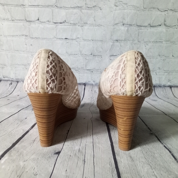 EUC American Eagle lacy wedge heels - 9 - Picture 7 of 9